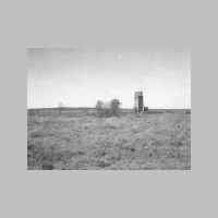 027-1039 Gross Engelau 1991. Auf diesem Gelaende stand einst das Kirchdorf. Es blieb allein die Ruine des Kirchturms. (Fotot Hanna Comtesse).jpg